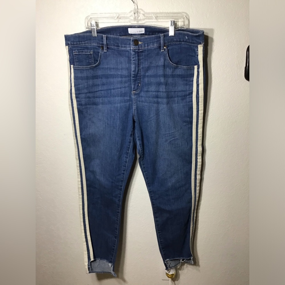 LOFT JEANS WOMEN’S BLUE DENIM SKINNY SIZE 34/18 STRIPED ON THE SIDES